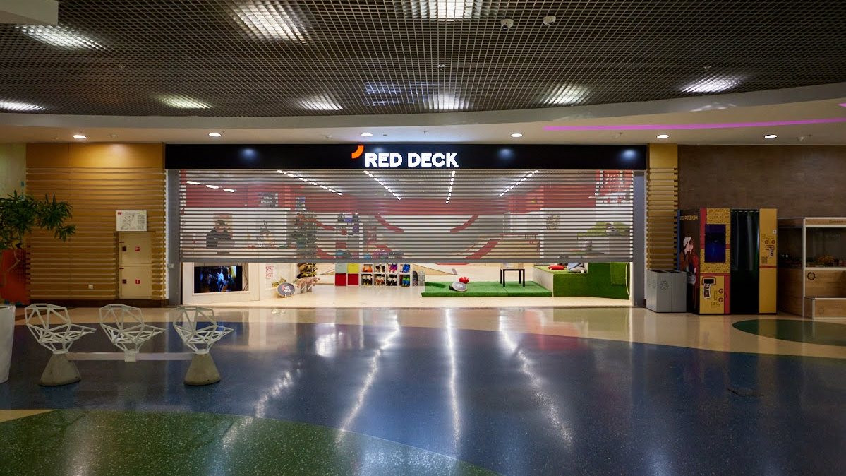 Вход в зал Red Deck в Химках: витрина и вывеска в торговом центре