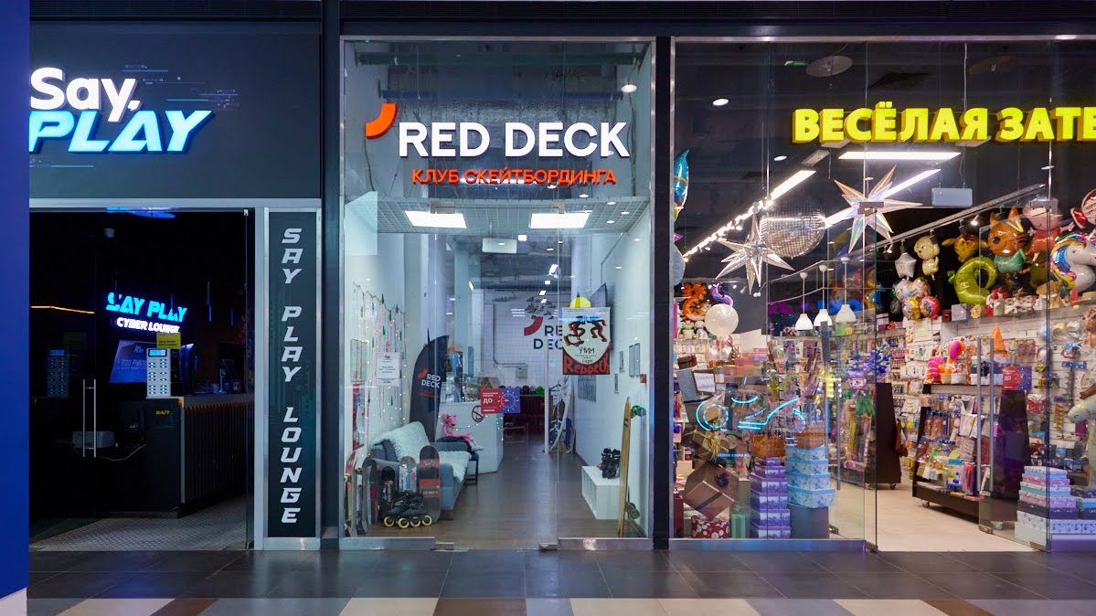 Витрина Red Deck в ТРЦ «Мозаика»: вывеска «Клуб скейтбординга»