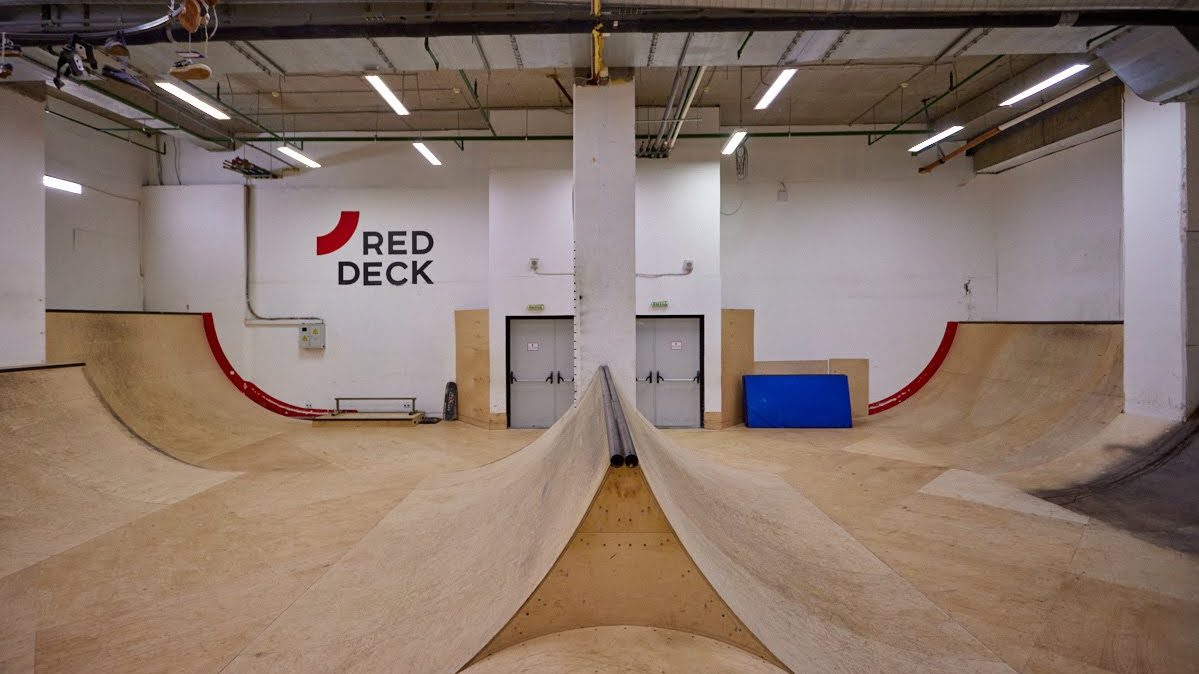 Спайн с коупингом посередине зала Red Deck на Дубровке, радиусы с красным бортом вдоль стен